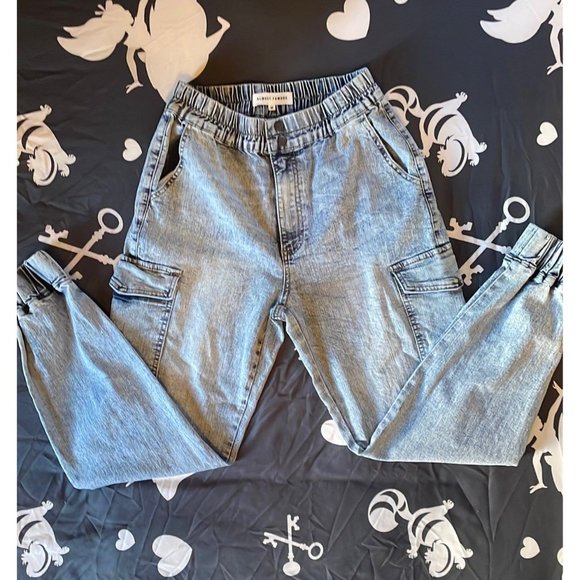 Juniors’ Almost Famous Cargo Jeans Size Medium - Picture 3 of 6